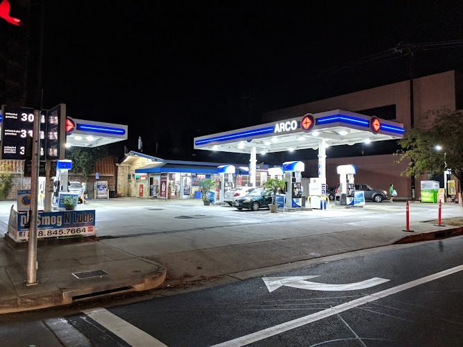 Arco W Magnolia Blvd