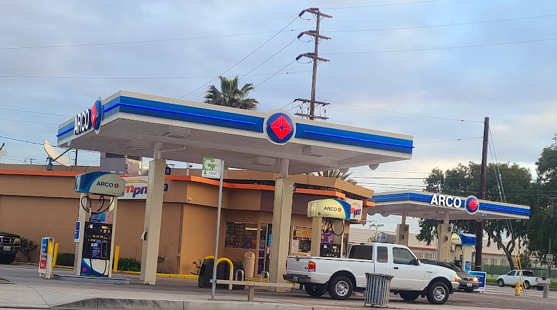 Arco W El Segundo Blvd