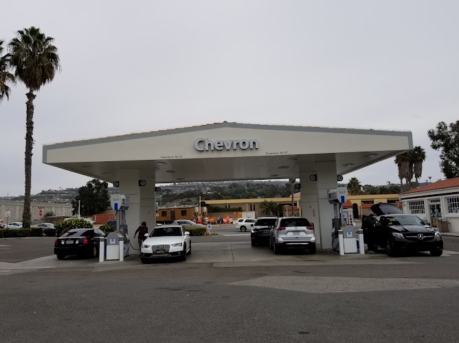 Chevron E Avenida Pico