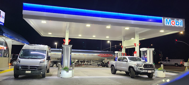 Mobil Tamarack Ave
